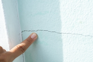 When Should You Worry About Stucco Cracks &amp; Seek Remediation?